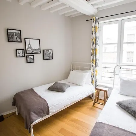 Centrally Located, Refurbished Modern Flat With Views Over The Historic Port