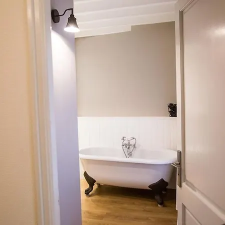 Apartment Centrally Located, Refurbished Modern Flat With Views Over The Historic Port *