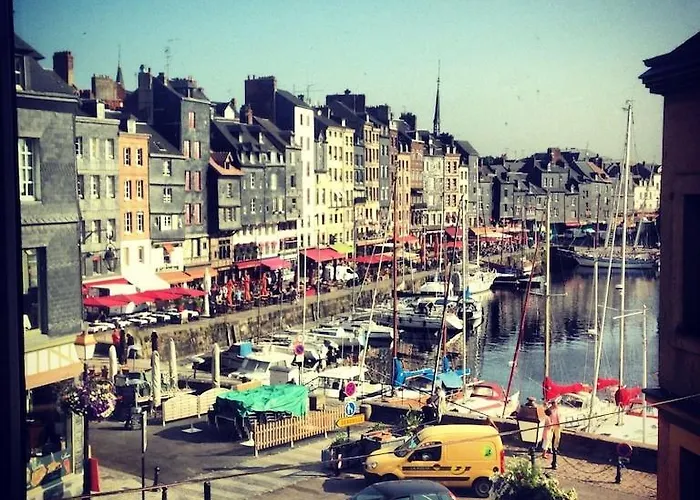 Lägenhet Centrally Located, Refurbished Modern Flat With Views Over The Historic Port