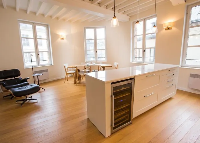 Centrally Located, Refurbished Modern Flat With Views Over The Historic Port