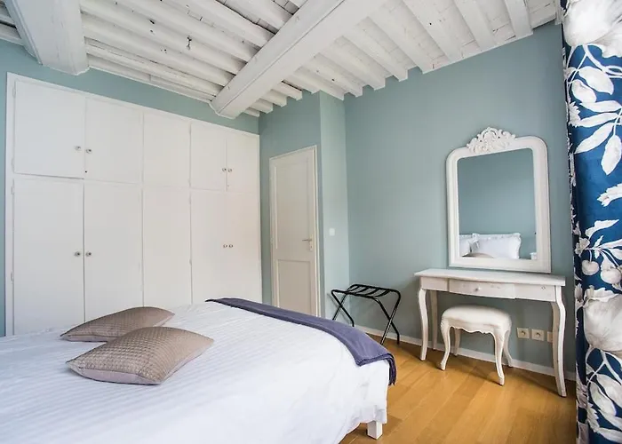 Centrally Located, Refurbished Modern Flat With Views Over The Historic Port *