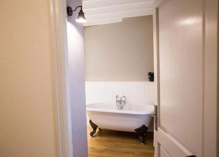 Lägenhet Centrally Located, Refurbished Modern Flat With Views Over The Historic Port *