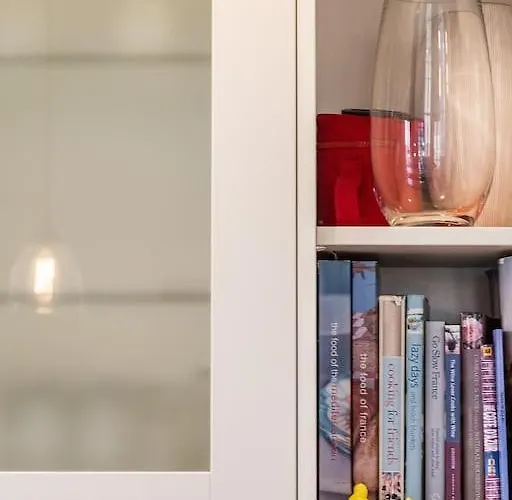 Centrally Located, Refurbished Modern Flat With Views Over The Historic Port * Honfleur