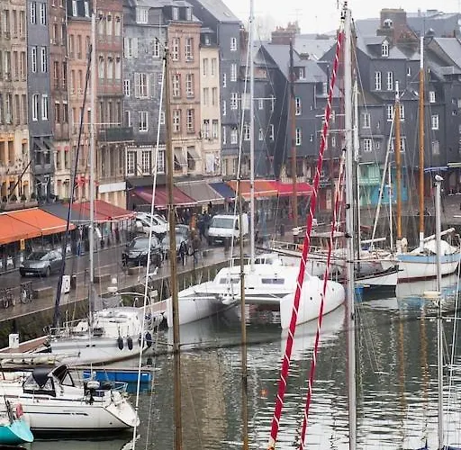 Centrally Located, Refurbished Modern Flat With Views Over The Historic Port Lägenhet *