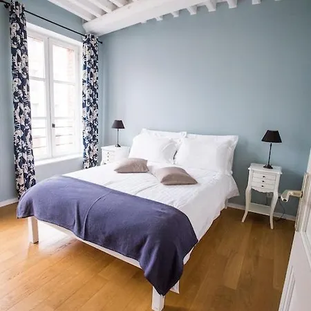 Centrally Located, Refurbished Modern Flat With Views Over The Historic Port 옹플뢰르