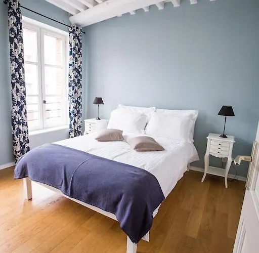 Centrally Located, Refurbished Modern Flat With Views Over The Historic Port Honfleur