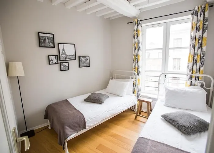 Centrally Located, Refurbished Modern Flat With Views Over The Historic Port