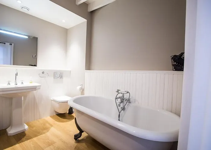 Centrally Located, Refurbished Modern Flat With Views Over The Historic Port